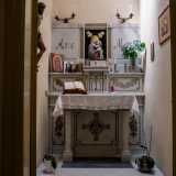 E dietro la porta ecco quindi svelarsi una cappella con un piccolo altare marmoreo dedicato alla Madonna...